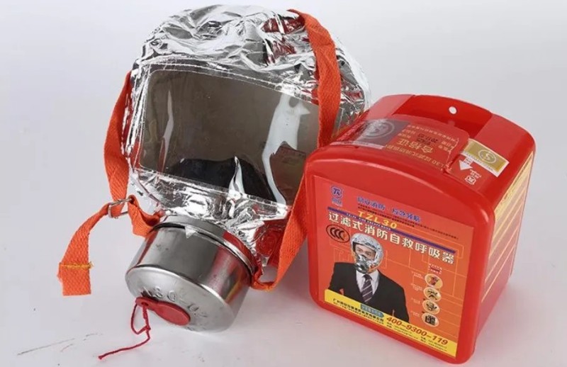 消防員點(diǎn)火測試當(dāng)場打臉！過濾式消防自救呼吸器被輕松燒穿