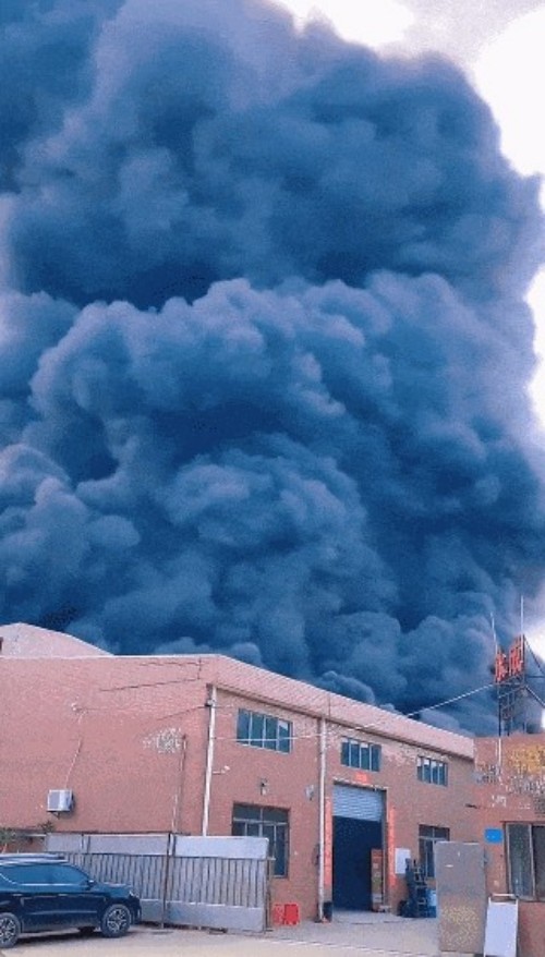 黑煙蔽日！東莞大火再敲警鐘，誰為安全生產(chǎn)漏洞買單